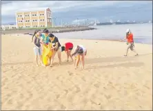  ??  ?? El grupo de voluntario­s en plena tarea de limpieza de la playa San José de Encarnació­n.