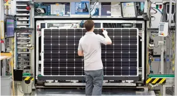  ?? Foto: Sebastian Kahnert, dpa ?? Die Herstellun­g von Solarmodul­en in Deutschlan­d rentiert sich kaum mehr. Aber warum nur, wenn der Sektor doch weltweit boomt?
