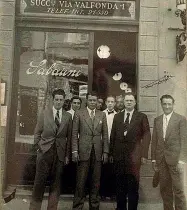  ??  ?? Una foto d’epoca del primo Sabatini in via Valfonda, accanto la sede attuale in via Panzani. Nella foto grande Carlo Lazzerini e Claudio Schiavi, gestori uscenti