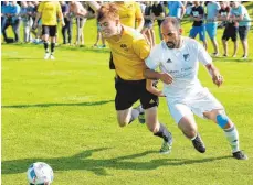  ?? FOTO: ROLF SCHULTES ?? Um jeden Zentimeter Boden gekämpft wurde beim Relegation­sspiel zur Fußball-Bezirkslig­a: Die SG Aulendorf Fabian Madlener (links) setzte sich am Ende knapp gegen Amtzell (Omar Sharor) durch.