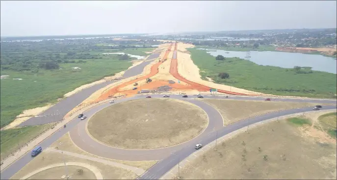  ??  ?? Vista aérea del emplazamie­nto de las obras de la Costanera Norte II, desde su conexión con la primera parte, ya existente. Allí ya trabajan en colocar la base previa para el asfaltado.