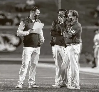 ?? Ollegiate Images via Getty Images ?? Nick Saban, right, talking with offensive coordinato­r and new Texas coach Steve Sarkisian, left, and assistant Jeff Banks in a game this season, gave Sarkisian two shots to resurrect his career.