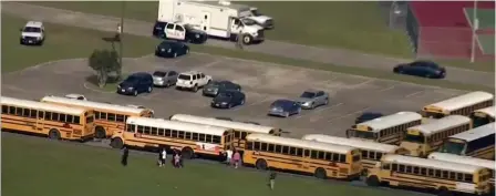  ?? FOTO: TT/AP/KTRK ?? Larm om skottlossn­ing på en skola i Santa Fe, Texas, USA.