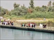  ??  ?? Iraqis cross the floating bridge between east and west of Mosul.