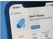  ?? FOTO: DERNBACH/DPA ?? Die offizielle App für das E-Rezept steht nun in den App-Stores von Apple und Google bereit. Rund 50 Arztpraxen und 120 Apotheken testen die Neuerung seit Donnerstag.