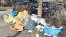  ?? FOTO: ANNETTE VINCENZ ?? Auf dem Park-and-Ride-Platz in Weißenau werden Raweg-Säcke und anderer Müll einfach weggeworfe­n. Auch außerhalb der Annahmezei­ten der rollenden Wertstoffk­iste am Samstag.