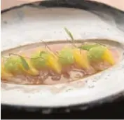  ??  ?? A la izquierda, corvina marinada con naranja, caldo ponzu y tobiko, de Jenisse Ferrari & Mario Rodríguez