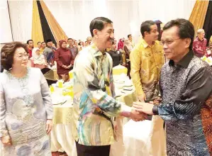  ??  ?? SHAFIE bersalaman dengan Setiausaha Tetap Kementeria­n Kewangan Datuk Pg Hassanel Datuk Pg. Hj Mohd Tahir sempena Majlis Jasamu Dikenang Tan Sri Sukarti Wakiman.