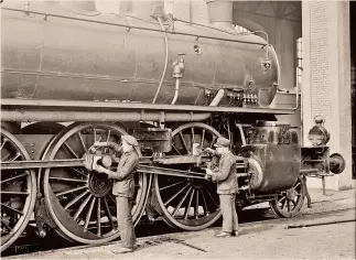  ??  ?? Tempi moderni Deposito locomotive di Bologna, 1931. Dall’archivio fotografic­o delle Ferrovie dello Stato