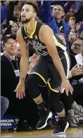  ?? JEFF CHIU/AP PHOTO ?? FENOMENAL: Stephen Curry bermain sensasiona­l dengan mencetak 10 tembakan tiga angka melawan Grizzlies kemarin. Ini laga perdananya setelah absen dalam 11 game.