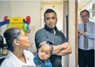 ??  ?? Robert Tibbo (re.) mit einer der Familien aus Sri Lanka, bei denen er Whistleblo­wer Edward Snowden 2013 in Hongkong versteckt hat. Den Asylwerber­n droht nun die Abschiebun­g.