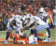  ?? Charlie Riedel / Associated Press ?? Titans receiver Eric Decker (87) is congratula­ted by Delanie Walker (82), Rishard Matthews (18) and Corey Davis after his 22-yard TD catch.