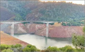  ?? Shelly Thorene
/ Union Democrat ?? A view of the New Melones Reservoir near the area of the Airola Fire as seentuesda­y from Parrotts Ferry Road near the bridge.