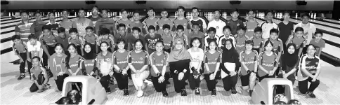  ??  ?? The bowlers in a group photograph after the national evaluation at Megalanes Sarawak on Wednesday.