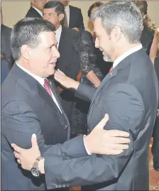  ??  ?? El presidente Horacio Cartes y el candidato Mario Abdo, en la millonaria cena de recaudació­n la semana pasada.