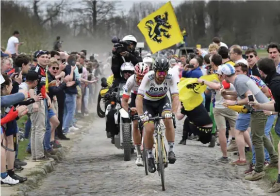  ?? © Bernard Papon/belga ?? De Zwitser Silvan Dillier was de enige renner uit de vroege vlucht die een sterke Sagan kon volgen tot op de piste in Roubaix.