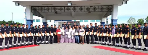  ??  ?? Khaw (standing rear, centre) flanked by Tan (left) and Uchong in a photocall with recipients of the appreciati­on certificat­e.