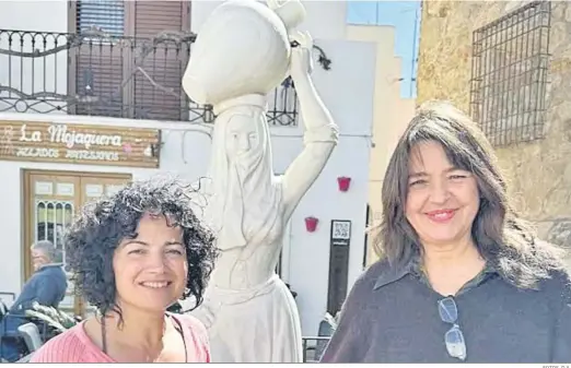  ?? FOTOS. D.A. ?? María Ángeles Lázaro Guil (drcha.) con la concejal de Cultura, Noemi Linares, con la escultura de ‘La Mojaquera’, detrás.