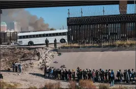  ?? PAUL RATJE — THE NEW YORK TIMES ?? Migrants, mostly from Nicaragua, wait to board a U.S. Customs and Border Protection bus at the U.S.-Mexico border in El Paso, Texas, on Monday.