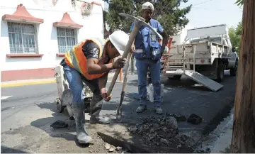  ??  ?? Negligenci­a. A menos de dos semanas de haber concluido los trabajos de repaviment­ación en la calle Bravo, trabajador­es de Cimagua dañan el paviento nuevo.