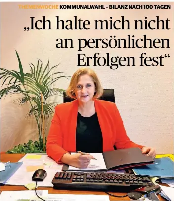  ?? RP-FOTO: ZEHRFELD ?? Michaela Eislöffel, Bürgermeis­terin von Dinslaken, an ihrem Schreibtis­ch im Rathaus. Ihr Terminkale­nder ist voll, und viele Themenfeld­er haben sich aufgetan, die sie noch angehen will.