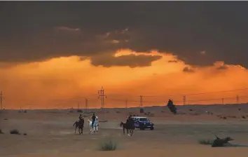  ?? Ahmed Ramzan/Gulf News ?? The sky above Maliha desert in Sharjah yesterday. Residents noticed overcast skies by noon.