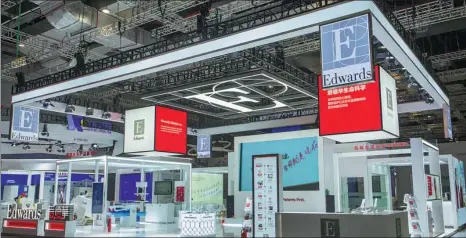  ?? PHOTOS PROVIDED TO CHINA DAILY ?? The stand of Edwards Lifescienc­es at the 2020 China Internatio­nal Import Expo presents the company’s efforts in innovating medical science technologi­es.