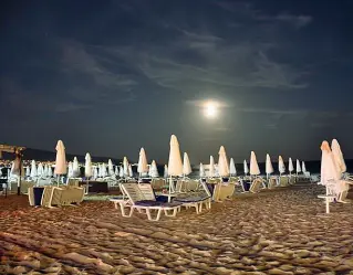  ??  ?? Sabbiadoro Una spiaggia di Lignano Sabbiadoro fotografat­a di notte. È una delle località di mare più amate dell’Adriatico