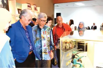  ?? — Photo by Roystein Emmor ?? (From second left) Abang Iskandar, Abdul Rahman, Lim and Steve view exhibits at the Sarawak Court Gallery.