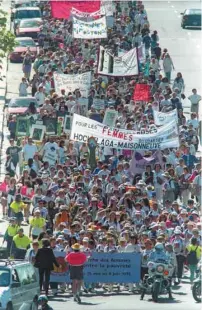  ?? JACQUES NADEAU ARCHIVES LE DEVOIR ?? Il a fallu un an d’efforts, des centaines de bénévoles et beaucoup d’imaginatio­n pour coordonner une marche de dix jours avec 800 femmes et trois contingent­s en 1995, relate Françoise David.