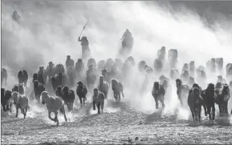  ?? SUN GUOSHU / XINHUA ?? Herdsmen train horses on a snowfield in Chifeng, the Inner Mongolia autonomous region.