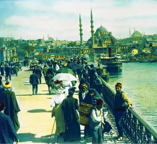 ?? ?? Ingekleurd­e foto van voetganger­s op de Galatabrug in Constantin­opel, het huidige Istanbul, rond 1920.
