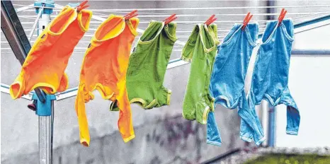  ?? FOTO: DPA ?? Bei insgesamt sieben Kinderklei­derbasaren im September und Oktober können (werdende) Eltern Allerlei fürs Kind finden oder loswerden.