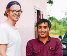  ?? FOTO: BEEBOB ?? Der Meerbusche­r Josh Feitelson mit Phalla, dem kambodscha­nischen Projektlei­ter von Beebob.