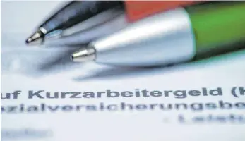  ?? FOTO: JENS BÜTTNER/DPA ?? Antragsfor­mular für Kurzarbeit­ergeld: Die Hilfe gilt für Unternehme­n mit erhebliche­m Arbeitsaus­fall.