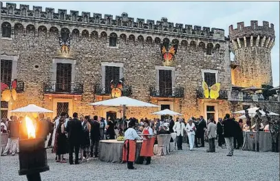  ?? PERE DURAN / NORD MEDIA ?? Cinco mariposas, en homenaje a Madama Butterfly, saludan desde la fachada del castillo