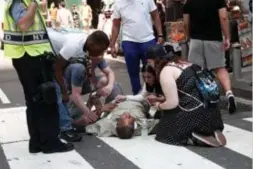  ?? FOTO REUTERS ?? In New York raakten gisteren op Times Square 22 mensen gewond. Een 18-jarige vrouw liet het leven.