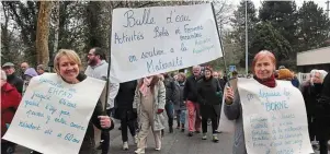  ?? | PHOTO : OUEST-FRANCE ?? Marcelline et Viviane font partie de l'associatio­n Bulle d'eau, à Guingamp, qui propose des activités pour les femmes enceintes. « On est venues soutenir la maternité », expliquent-elles.