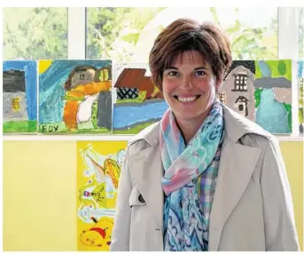  ??  ?? Nicole Jardin, directrice de l’école Saint-Joseph, a pu présenter aux parents, les travaux de peinture réalisés par les élèves de primaire sur Verniette.