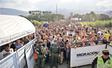  ??  ?? ► La policía colombiana custodia el ingreso de venezolano­s a Colombia a través de Cúcuta, el miércoles.