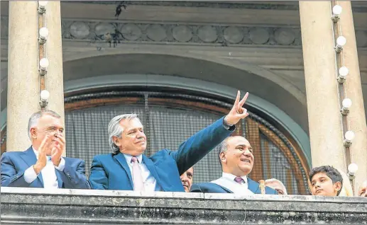  ?? NA ?? BALCON. Tras el escenario triunfador junto a Cristina y Kicillof, Alberto buscó en Tucumán otra foto con diferentes personajes.