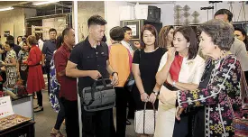  ??  ?? VP Leni Robredo and Maritess Pineda at Ken Samudio’s booth.