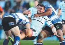  ?? Picture: GREGG PORTEOUS ?? GOTCHA: The Sharks’ Andrew Fifita is tackled by Bulldogs Trent Hodkinson and Frank Pritchard.