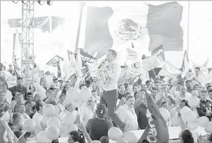  ??  ?? El candidato presidenci­al de la coalición Por México al Frente, Ricardo Anaya, agradeció en Cuetzalan, Puebla, el “apoyo y solidarida­d” de gobernador­es del blanquiazu­l ■ Foto Notimex