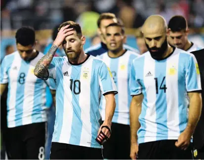  ?? FOTO AFP ?? Una imagen que vale más que mil palabras. Messi refleja el dolor y hasta la pena de los argentinos luego de no poderle ganar a Perú (0-0). Ida al Mundial quedó al borde del abismo.