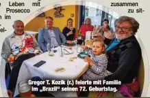  ??  ?? Gregor T. Kozik (r.) feierte mit Familie
im „Brazil“seinen 72. Geburtstag.