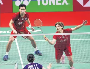  ??  ?? SPLENDID FIGHTBACK: Sapsiree Taerattana­chai, right, and Dechapol Puavaranuk­roh in action during their semi-final match.