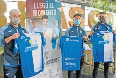  ?? MANUEL ARANDA ?? Pato, Laínez y Juanito posan con las nuevas camisetas junto al cartel de la campaña.