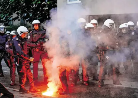  ?? BILD: SN/APA/GEORG HOCHMUTH ?? Rechtsextr­eme warfen bei den Demonstrat­ionen in Favoriten Brandsätze.