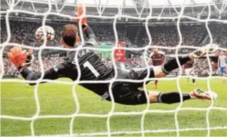  ?? // REUTERS ?? David de Gea, ayer, en su acción decisiva en el London Stadium